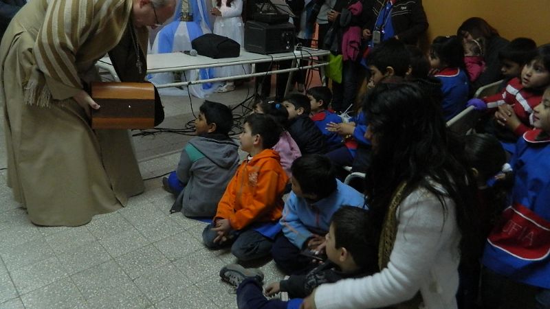 El Obispo visitó la escuela y el hospital de Villa Dolores 