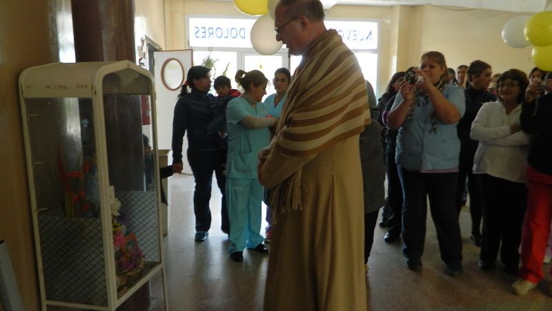 El Obispo visitó la escuela y el hospital de Villa Dolores 