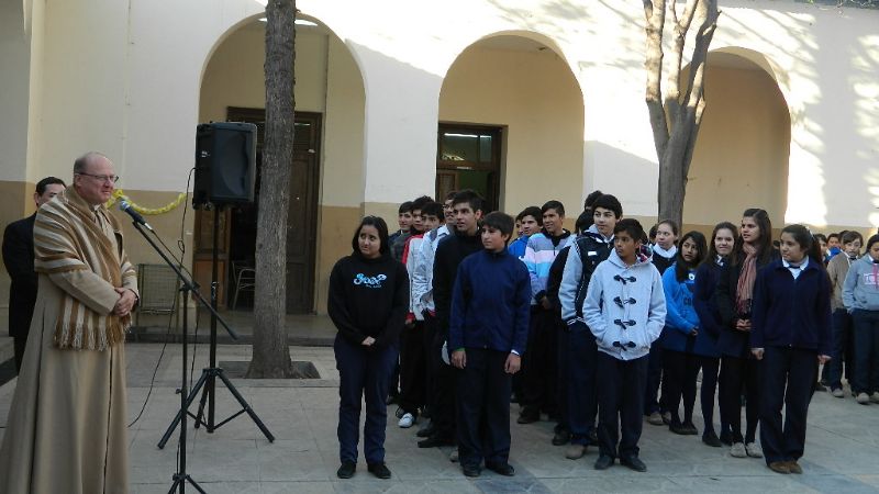 El Obispo visitó la escuela José Cubas, que alberga a más de 1400 alumnos