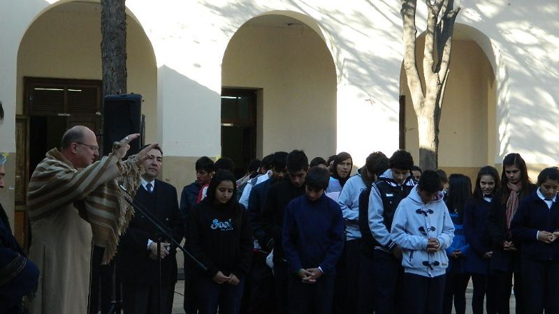 El Obispo visitó la escuela José Cubas, que alberga a más de 1400 alumnos