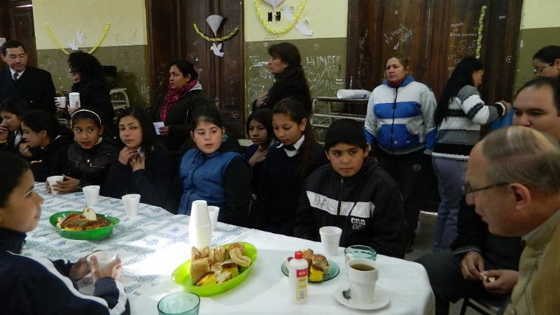 El Obispo visitó la escuela José Cubas, que alberga a más de 1400 alumnos