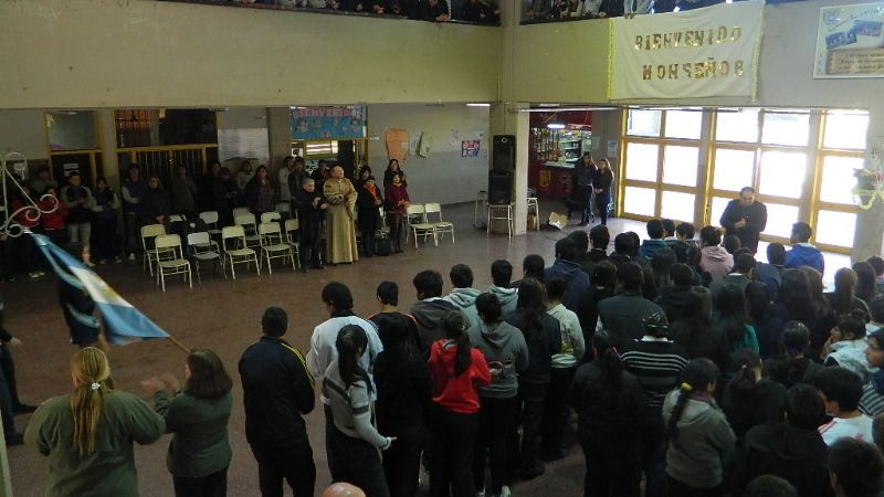 El Obispo visitó la escuela José Cubas, que alberga a más de 1400 alumnos