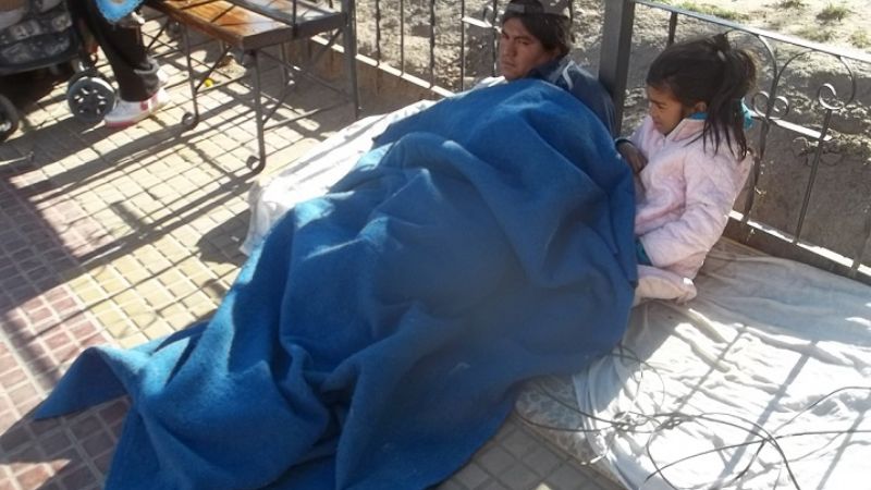 Encadenado reclama una vivienda