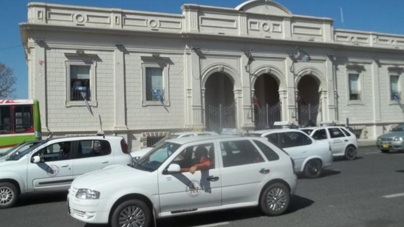 Taxistas y remiseros quieren aumentar la bajada de bandera