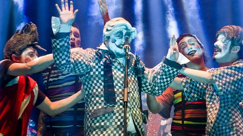 Asaltantes con patente desató una fiesta murguera en el teatro