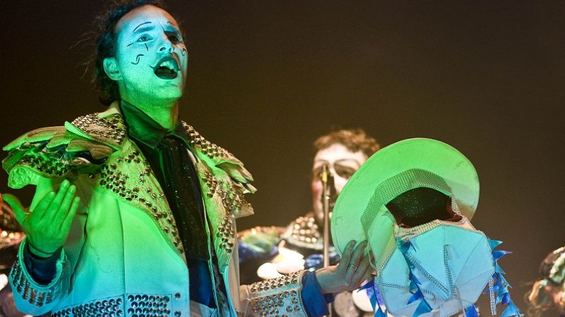 Asaltantes con patente desató una fiesta murguera en el teatro