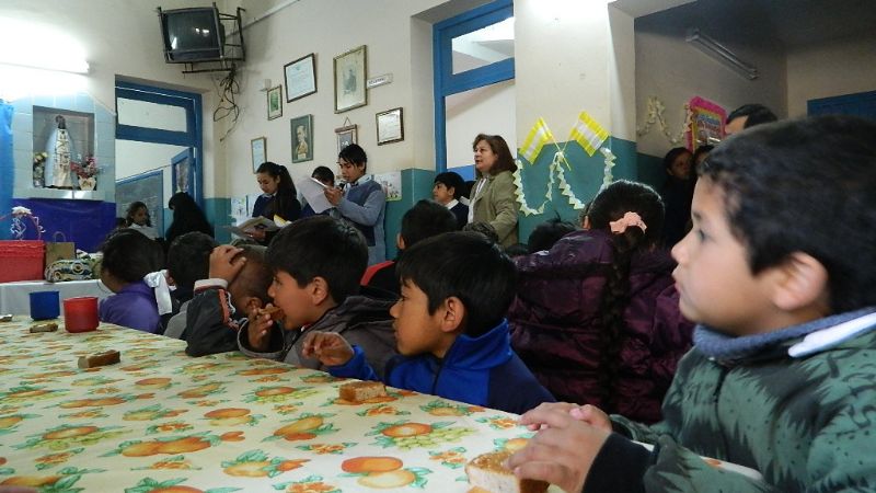 El Obispo visitó la centenaria escuelita de El Portezuelo
