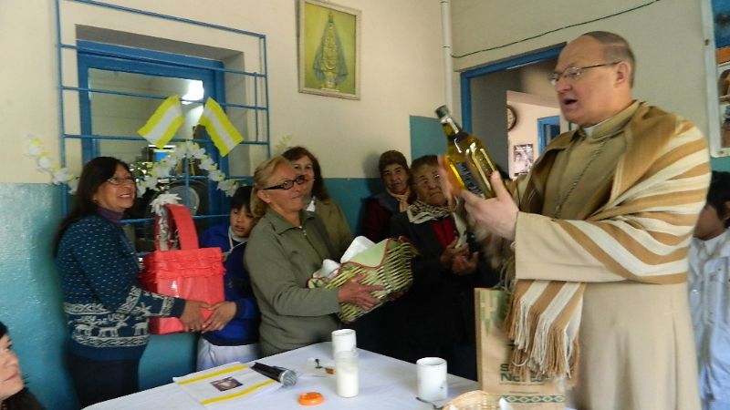 El Obispo visitó la centenaria escuelita de El Portezuelo