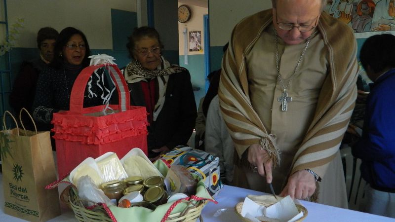 El Obispo visitó la centenaria escuelita de El Portezuelo