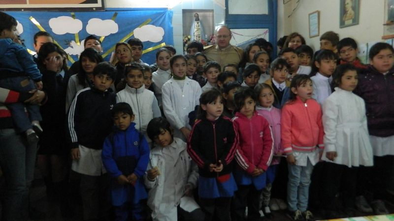 El Obispo visitó la centenaria escuelita de El Portezuelo