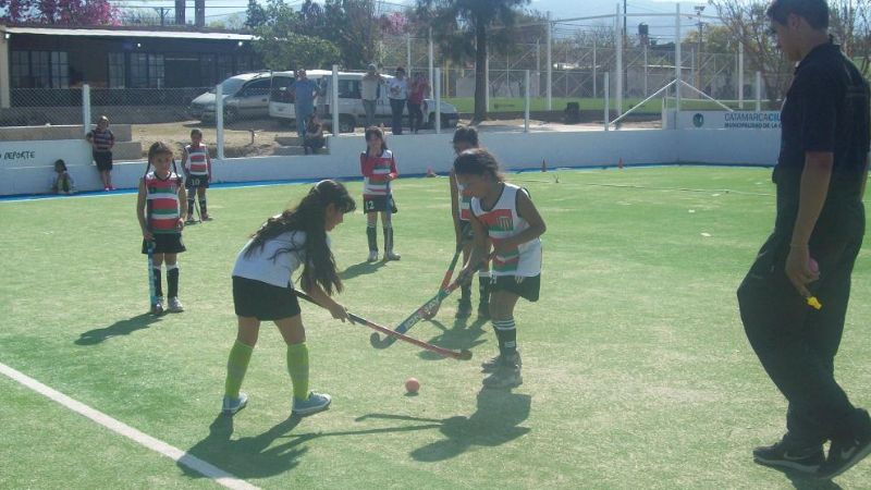 Éxito en las escuelas de hockey social