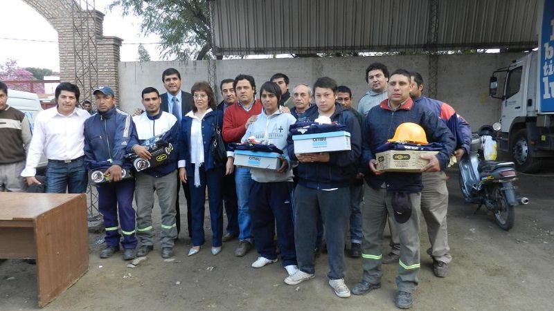 Entrega de indumentaria a beneficiarios del programa “Capital Social”