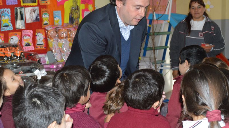 Mera cumplió su promesa con el Jardin del Colegio Virgen Niña