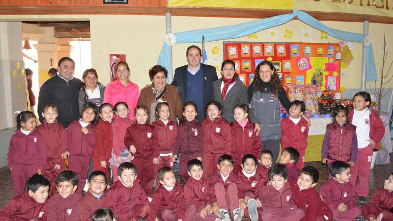 Mera cumplió su promesa con el Jardin del Colegio Virgen Niña