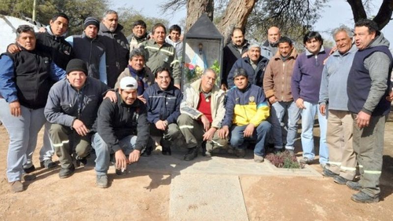 Empleados municipales con el amparo de la Virgen del Valle