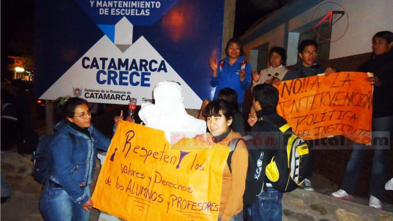 Manifestación contra la intervención del IES Fiambalá