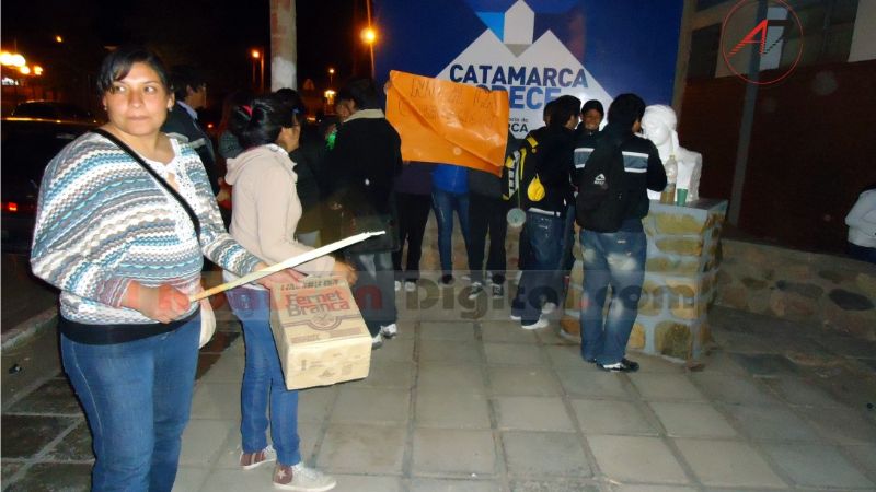 Manifestación contra la intervención del IES Fiambalá