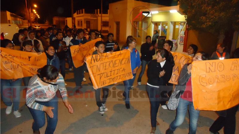 Manifestación contra la intervención del IES Fiambalá