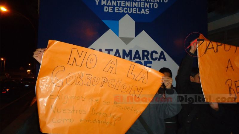 Manifestación contra la intervención del IES Fiambalá
