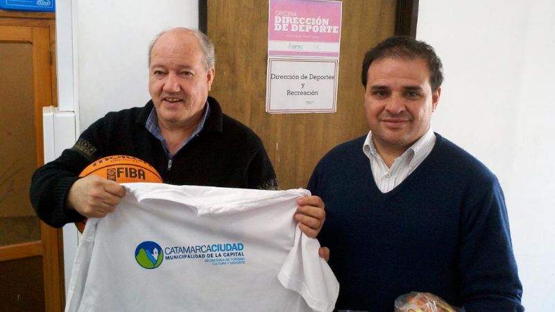 Entrega de elementos a clubes de básquet