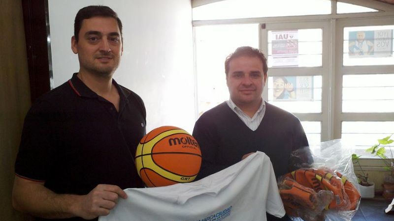 Entrega de elementos a clubes de básquet