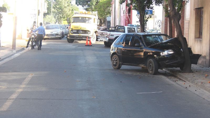 Un auto chocó contra un árbol