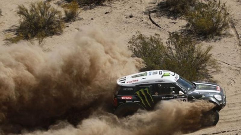 Peterhansel en la etapa y Roma en la general de autos