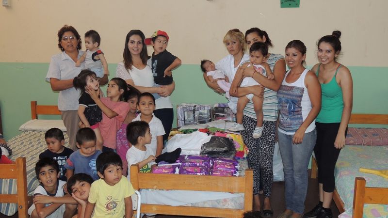Entregan ropa a niños y jóvenes de institutos y hogares