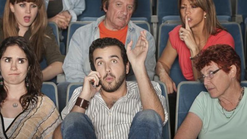 Atendió el celular en el cine y recibió una trompada