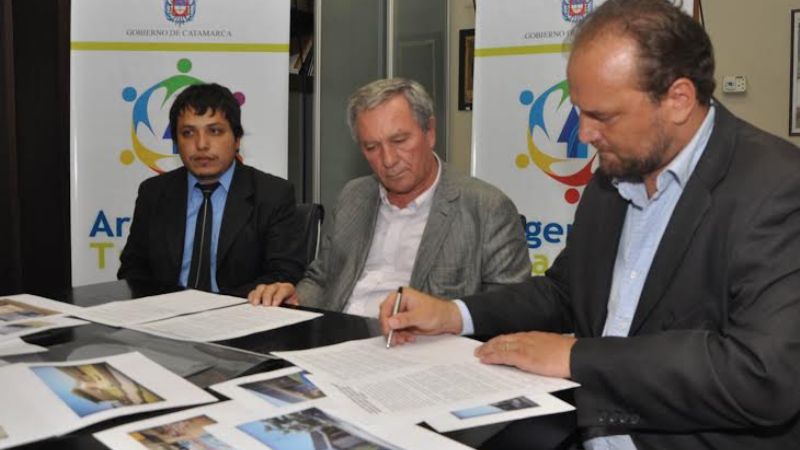 Firman convenio para recuperación de los Polideportivos