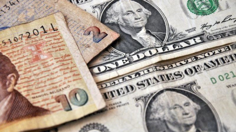 FINANZAS Doble récord: el dólar libre sube a $12 y el oficial se dispara 25 centavos a $7,14