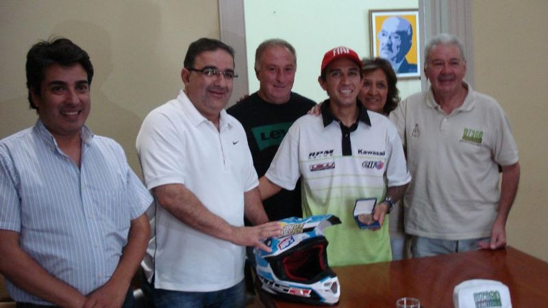 Diego Demelchori saludó al intendente Raúl Jalil a su arribo a Catamarca