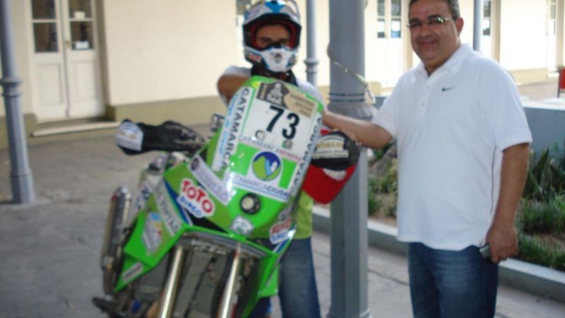 Diego Demelchori saludó al intendente Raúl Jalil a su arribo a Catamarca