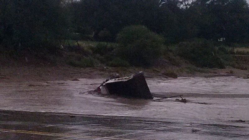 En Santa María, un camión fue arrastrado por la corriente