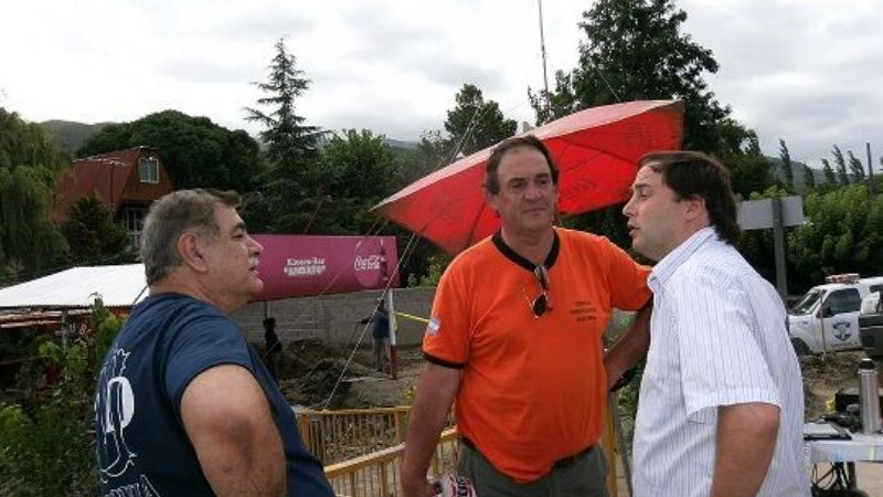 Bomberos cordobeses llegaron con perros especializados