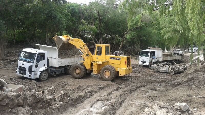 Cuadrillas del municipio Capital retiraron 30 vehículos enterrados por el lodo