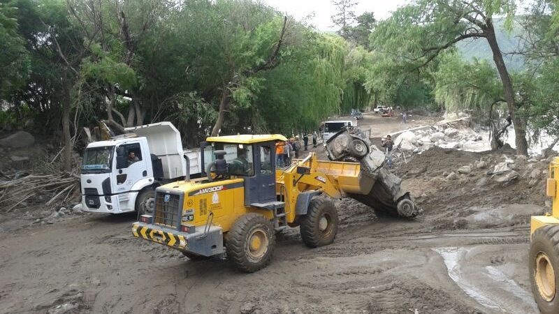 Cuadrillas del municipio Capital retiraron 30 vehículos enterrados por el lodo