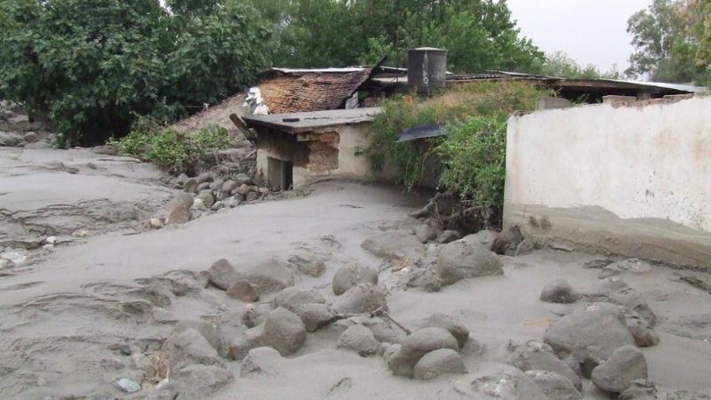 Trabajan en el despeje de calles y limpieza de edificios y viviendas