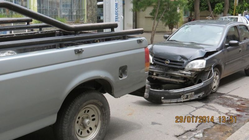 Chocaron una camioneta y un auto
