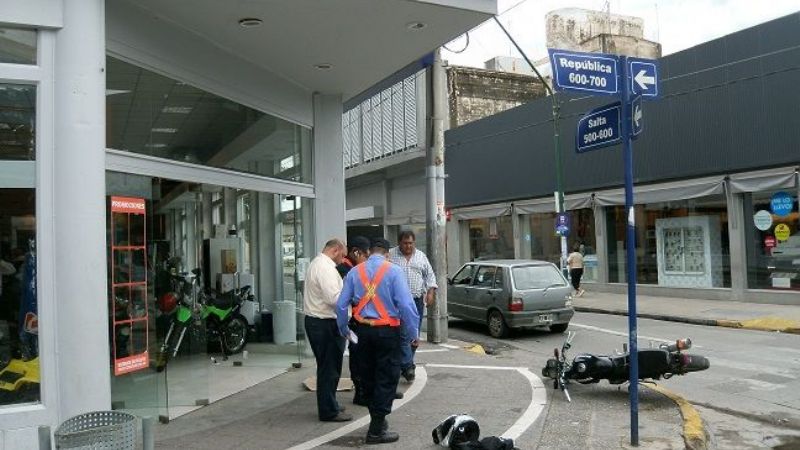 Colisionaron una moto y un auto en pleno centro
