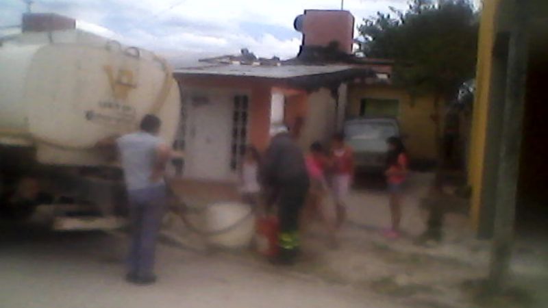 Reparten agua por la crítica situación hídrica en El Alto