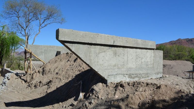 Construyen el puente que unirá las dos bandas de Hualfín