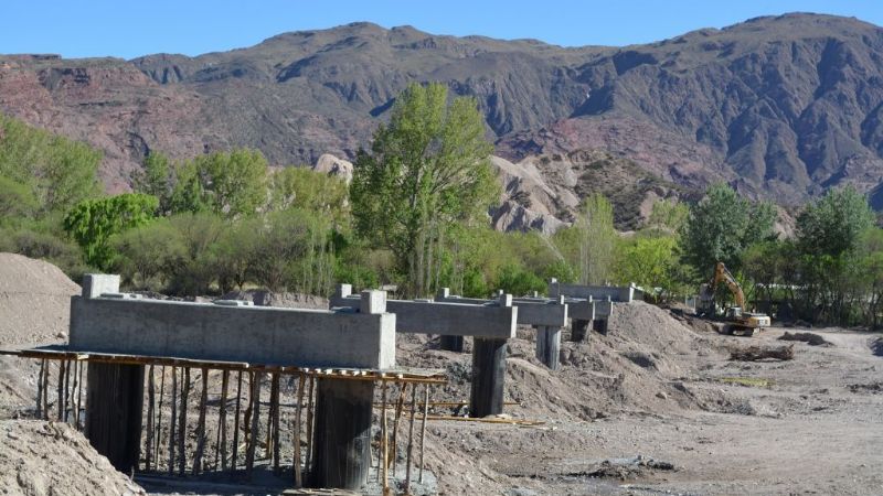 Construyen el puente que unirá las dos bandas de Hualfín