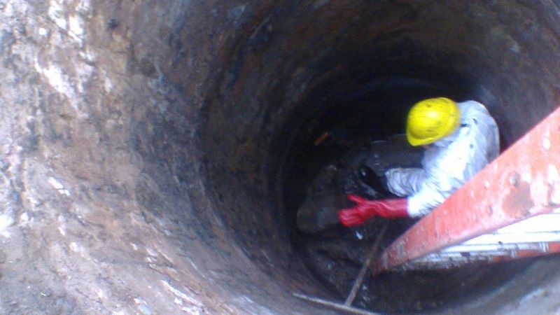 Intensos trabajos de mejora y reemplazo de bocas de registro