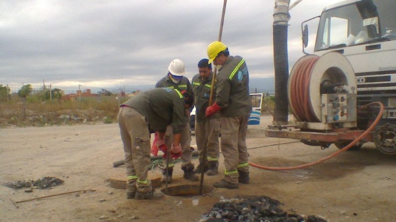 Intensos trabajos de mejora y reemplazo de bocas de registro