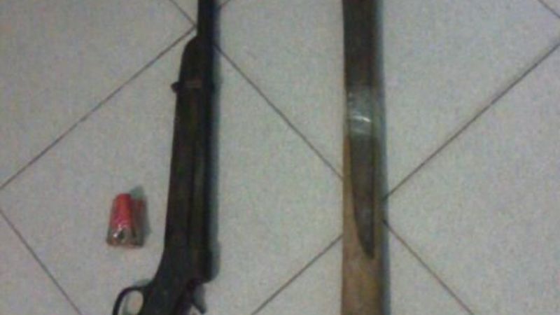 Arrestan a dos personas y les secuestran un arma de fuego