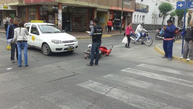 Chocaron remis y moto