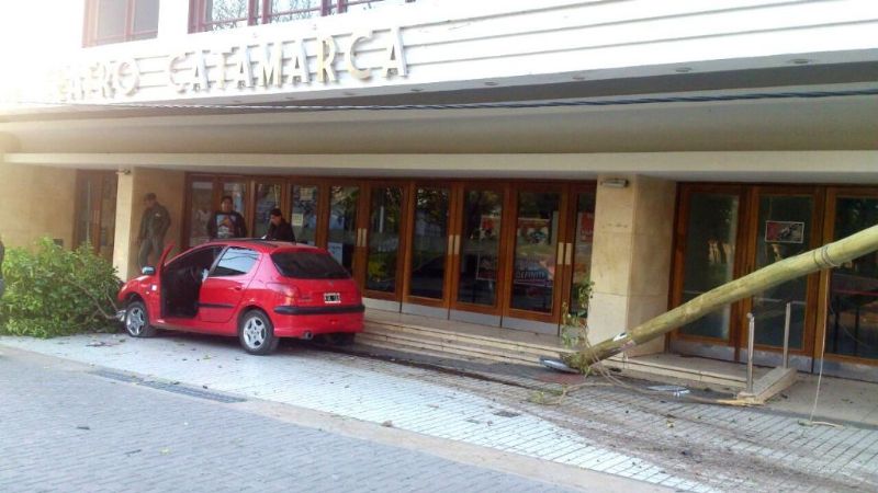 Se estrelló contra el Cine Teatro Catamarca