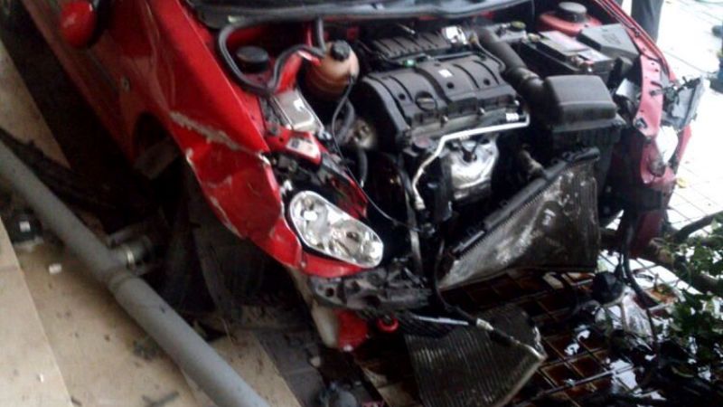 Se estrelló contra el Cine Teatro Catamarca