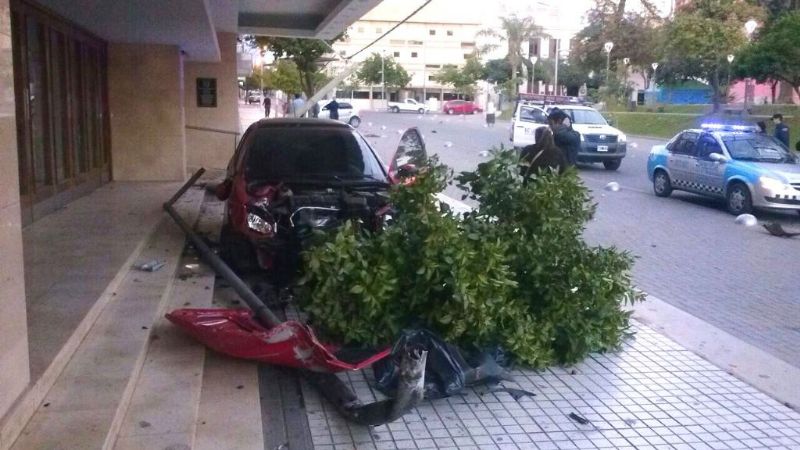 Se estrelló contra el Cine Teatro Catamarca